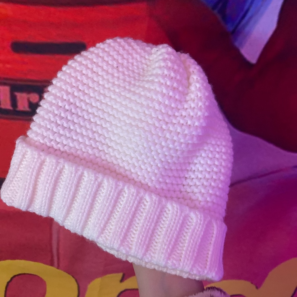 White knitted beanie